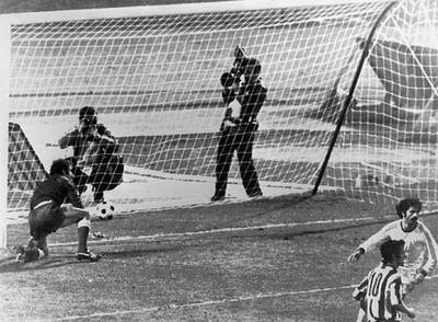 Reina se dispone a recoger el balón de su red. A la derecha, Irureta y Müller.