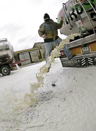 30.000 litros de leche derramados por los ganaderos
