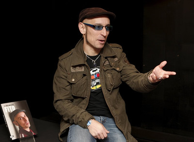  Soy todo lo que me pasa  es el libro que acaba de presentar Fito Cabrales, de Fito & Fitipaldis. Se trata de una autobiografía, en la que el cantante desgrana los recuerdos de una vida en la que no ha faltado nunca la música.