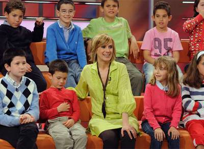 Gemma Nierga, con algunos de los niños que participan en el debate  Ya te vale .