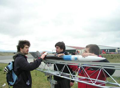 Alumnos de la Universidad Politécnica preparan el lanzamiento de un satélite artesano.