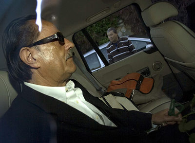 Julián Muñoz, a su llegada a su casa de Marbella tras salir ayer de la prisión de Alhaurín de la Torre con su primer permiso.