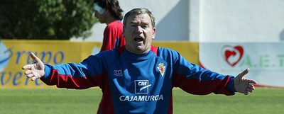 Javier Clemente, durante un entrenamiento con el Murcia.
