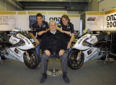  El Pocero,  en el  box  del equipo de motociclismo que patrocina, entre Raffaele de Rosa y Pablo Nieto.