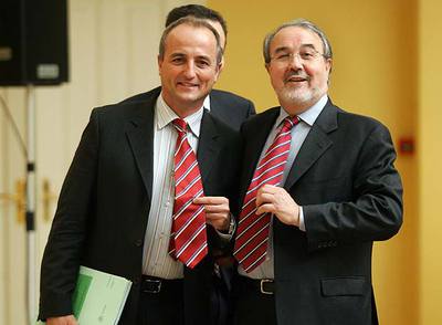 Miguel Sebastián bromea con Pedro Solbes durante su etapa como asesor del Gobierno.