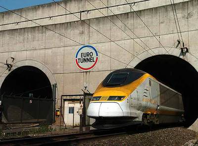 Un tren Eurostar asoma por el túnel submarino que une Francia e Inglaterra.