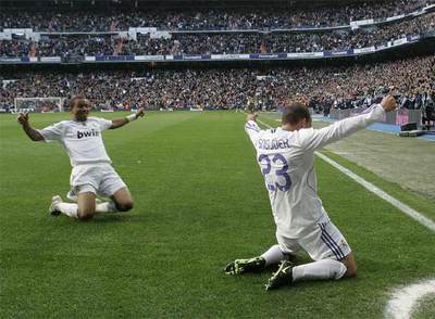 Sneijder celebra su gol de rodillas mientras Marcelo acude a felicitarle.
