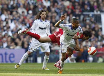 Robinho, en un intento fallido de remate.
