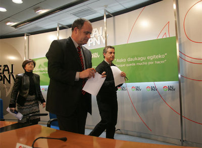 Egibar (delante) y Urkullu, cuando el pasado día 2 el PNV rectificó su decisión inicial de no apoyar la moción de censura en Mondragón.