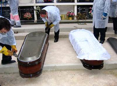 Exhumación de una de las víctimas del Yak-42 en un cementerio de Zaragoza en noviembre de 2004.