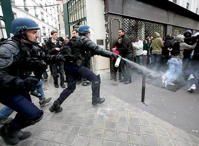 La policía dispersa a un grupo de alborotadores mezclado con los estudiantes que se manifestaron en París.