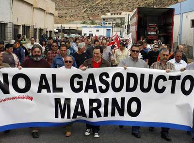 Pescadores de Almería, durante la protesta de ayer.