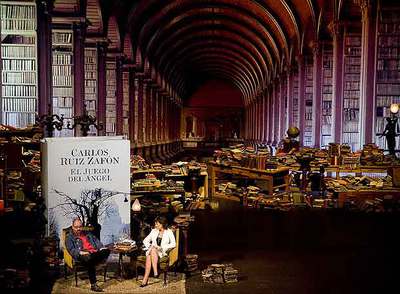 Carlos Ruiz Zafón, junto a Olga Viza, ayer ante el espectacular decorado en el que presentó su nueva novela,  El juego del ángel .