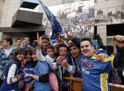 Un grupo de seguidores del Getafe muestra su entusiasmo.