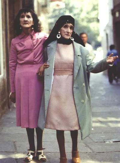 Coralia y Maruxa Fandiño,  Las Marías , paseando por Santiago en una imagen atribuída a Xoxé Guitián.