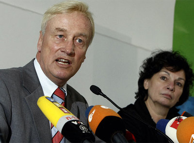 Ole von Beust (CDU) y Christa Goetsch (Los Verdes) durante una rueda de prensa ayer en Hamburgo.