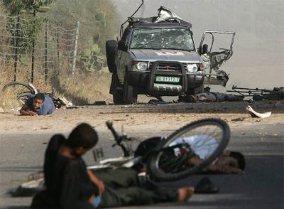 Varios heridos yacen junto al cadáver de Fadel Shaana, fotógrafo de la agencia Reuters cuyo coche fue alcanzado ayer por un misil israelí.