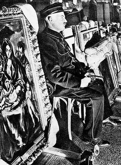 Un agente controla, pistola en mano, las obras de arte españolas a su llegada a Ginebra. En primer plano,  La Sagrada Familia,  de El Greco.