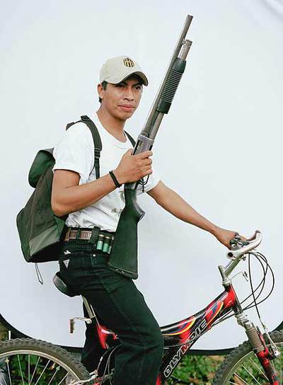 Retrato de  Tipos de guardaespaldas , de la fotógrafa Carla Verea.