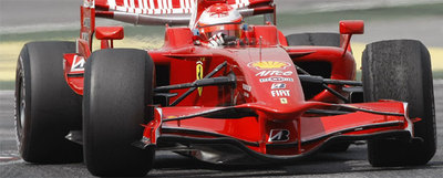 Michael Schumacher, durante los entrenamientos en Montmeló, con un Ferrari con los neumáticos completamente lisos.