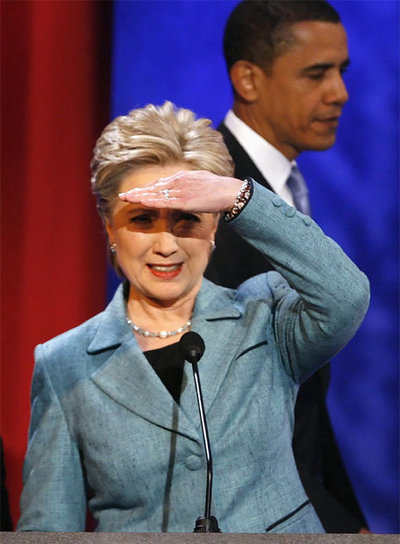 Hillary Clinton hace un gesto mientras Barack Obama atraviesa el escenario detrás de ella en Filadelfia.