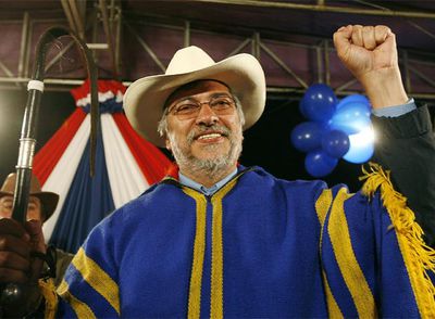 El candidato presidencial Fernando Lugo saluda a sus seguidores en un acto electoral.