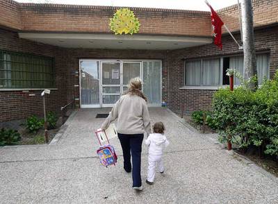 Siete niños en una guardería vacía
