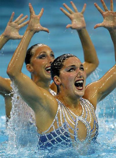 Andrea Fuentes, delante, y Gemma Mengual durante su actuación.