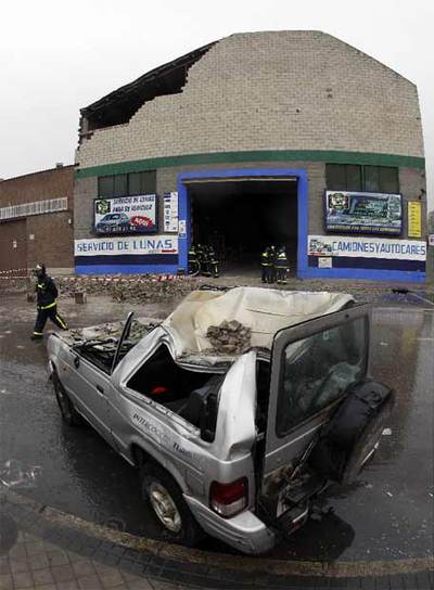 El vendaval tira la fachada de un taller en Vallecas