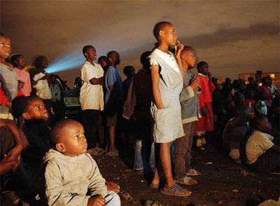 Los niños de uno de los barrios más pobres de Kenia ven un programa de Slum Tv.