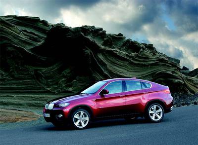 El X6 introduce una nueva deportividad en el mundo de los todoterrenos. Su línea lo acerca a los cupés, y su eficaz conducción confirma unas aptitudes dinámicas brillantes.