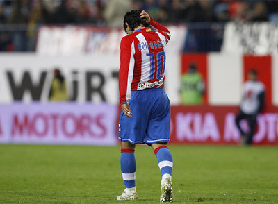 Agüero, cabizbajo, en un momento del partido.