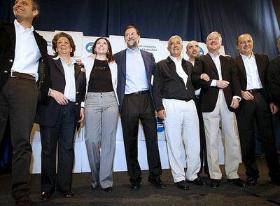 Mariano Rajoy, rodeado de los altos cargos del partido que le arroparon en el acto de Elche, entre ellos Francisco Camps, Javier Arenas y Ramón Luis Valcárcel.