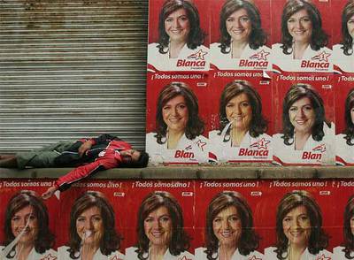 Carteles electorales en Asunción.