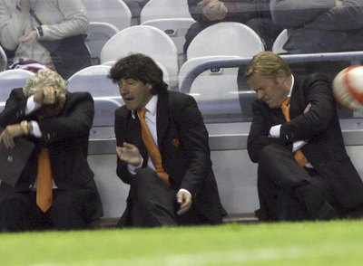 Tony Bruins, José Mari Bakero y Ronald Koeman, técnicos del Valencia, ayer en San Mamés.