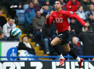 Cristiano Ronaldo se escapa de Stephen Warnock, defensa del Blackburn Rovers, durante un partido de la  Premier League. 