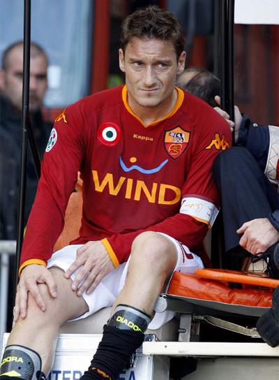 Totti es retirado en camilla tras lesionarse contra el Livorno.