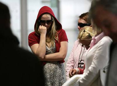 Viajeros finlandeses del autobús siniestrado esperan en el aeropuerto de Málaga para volver a su país.