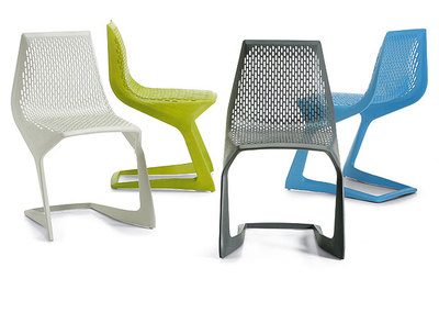 La silla  Myto,  de Grcic, es de un material plástico, Ultradur High Speed, que se solidifica a una velocidad muy rápida para obtener la trama de agujeros y lograr la flexibilidad y ergonomía precisas.