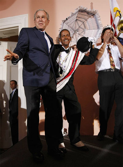 Bush, el pasado lunes, con unos músicos de Nueva Orleans.