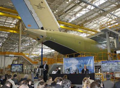 Un momento de la conferencia de prensa en la planta de AEDS-CASA de San Pablo.