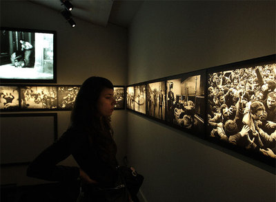 Una visitante, ante la secuencia sobre la revolución iraní de Abbas, confrontada con  Paisà  de Rossellini. 