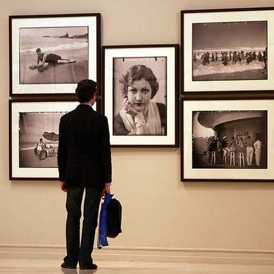 Un visitante contempla una serie de cinco fotos de Marín.