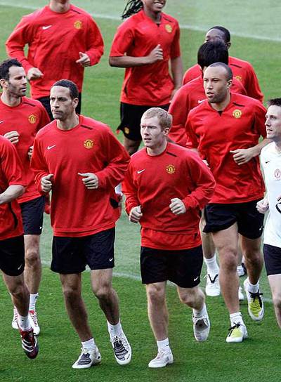 Scholes (en primer plano), ayer en el Camp Nou con sus compañeros.