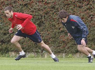 Gurpegui (a la izquierda) se entrena con Xabier Clemente, uno de los preparadores físicos del Athletic.