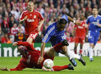 Carragher corta con una dura entrada un avance de Drogba.