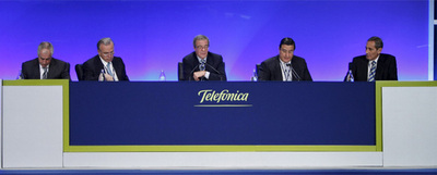 El presidente de Telefónica, César Alierta, rodeado de consejeros en la junta de accionistas del grupo.