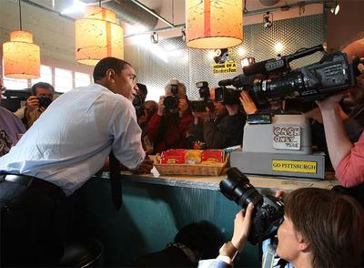 Barack Obama pide el desayuno en una cafetería de Pittsburgh (Pensilvania).