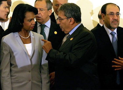 Rice escucha a Amr Mussa, secretario general de la Liga Árabe, en presencia del presidente iraquí, Nuri al Maliki (derecha), en Kuwait.