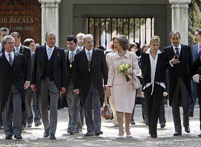 Juan Gelman, con los Reyes y el presidente del Gobierno y su esposa. En los extremos, el ministro de Cultura (izquierda) y el rector de la Universidad de Alcalá de Henares (derecha).